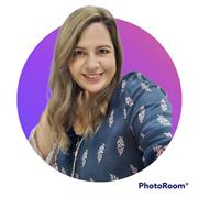 Profesora de español imparte clases para adolescentes y adultos